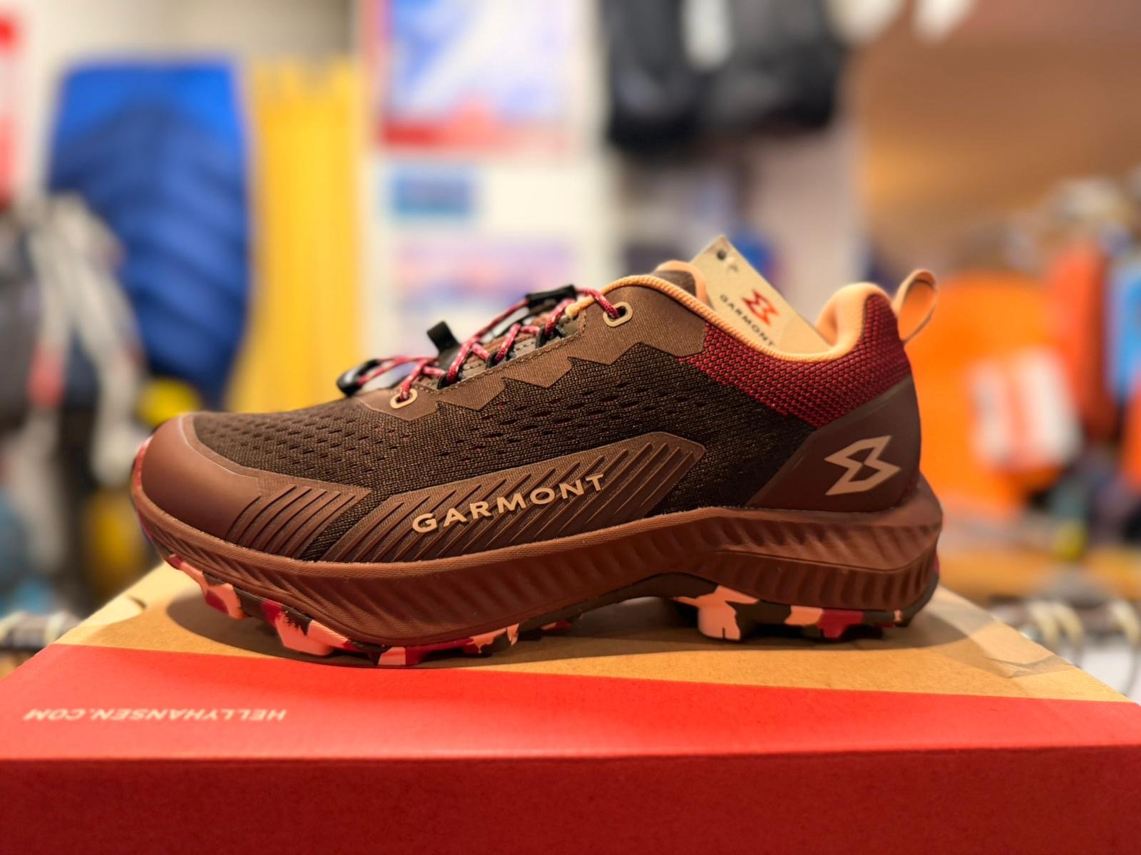 Chaussure bordeaux de trekking, vue de profil